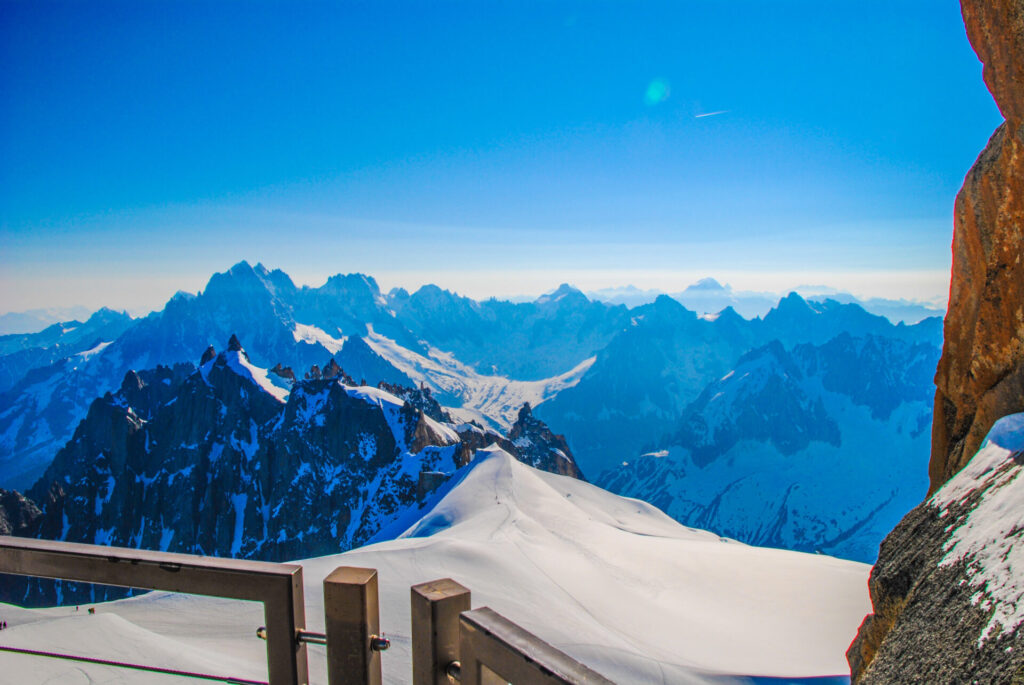 Panorama auf schneebedeckte Gipfel in Chamonix rund um den Mont Blanc