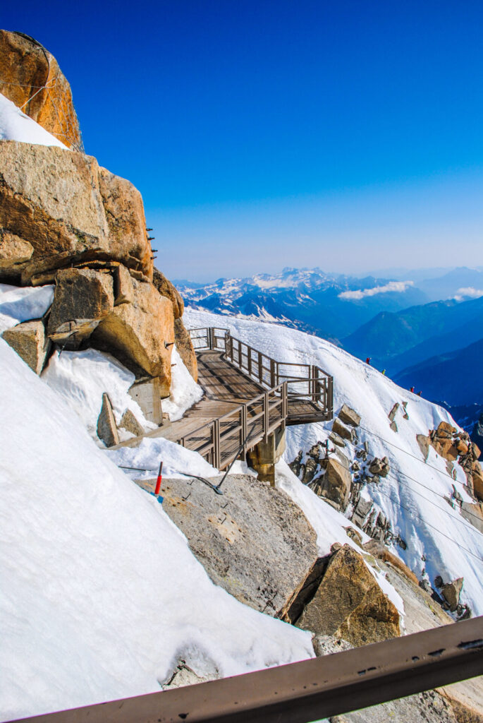 Vue sur le sentier panoramique à la station de l'Aiguille du Midi