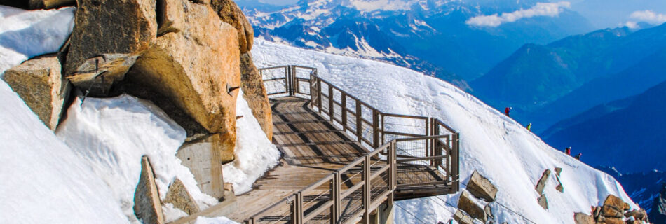 Vue sur le sentier panoramique à la station de l'Aiguille du Midi